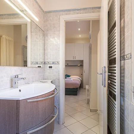 Familybo Santa Viola - Near Maggiore Hospital, Marconi Airport アパート *