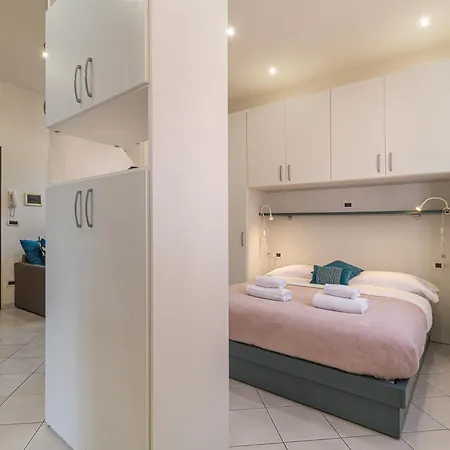 Familybo Santa Viola - Near Maggiore Hospital, Marconi Airport アパート *
